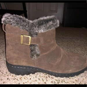 NWB Khombu brown Lindsey boots.